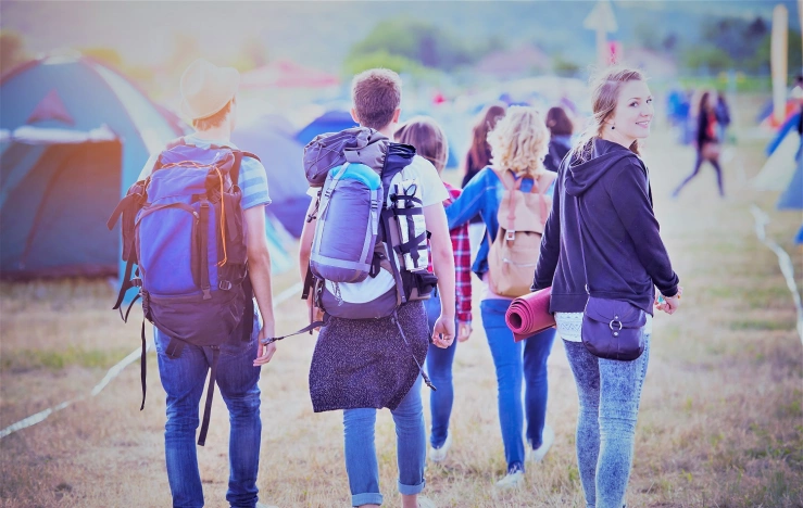 Besucher nach dem Einlass auf Gelände