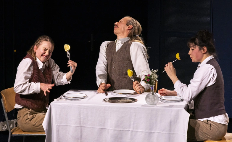 Cie. momoll!: Bitte nicht &uuml;ber den Tellerrand stolpern! Billets