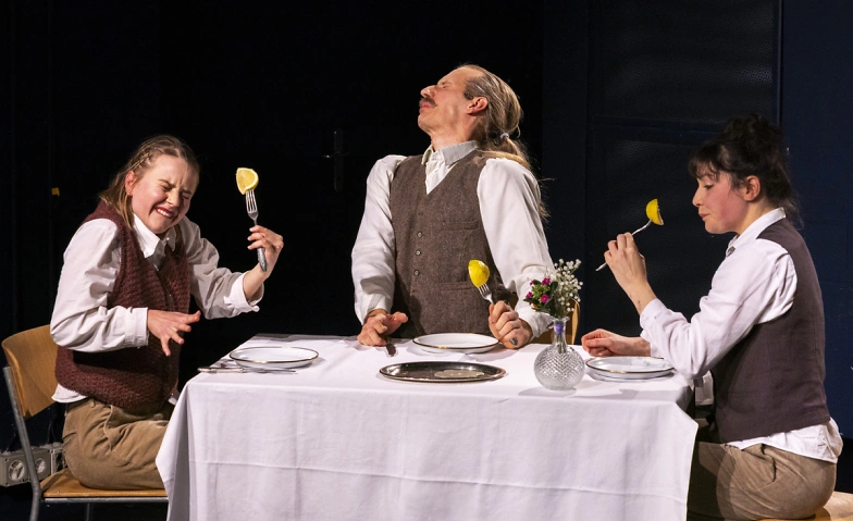 Cie. momoll!: Bitte nicht &uuml;ber den Tellerrand stolpern! Billets