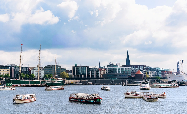 Event-Image for 'Atemberaubende Kulisse: Barkassen-Fahrten am Hafengeburtstag'