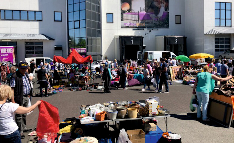 Trödelmarkt in Hennef rund um das Möbelhaus XXXLutz Märkte