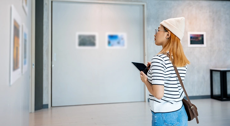 LP Kunst Frau bei Ausstellungen