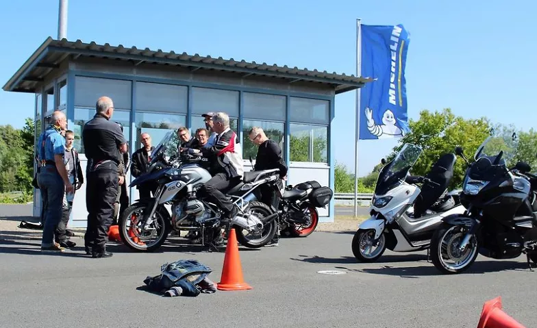Motorrad Wiedereinsteiger-Training ADAC Fahrsicherheitszentrum Grevenbroich, Elfgener Dorfstraße 1, 41515 Grevenbroich Billets