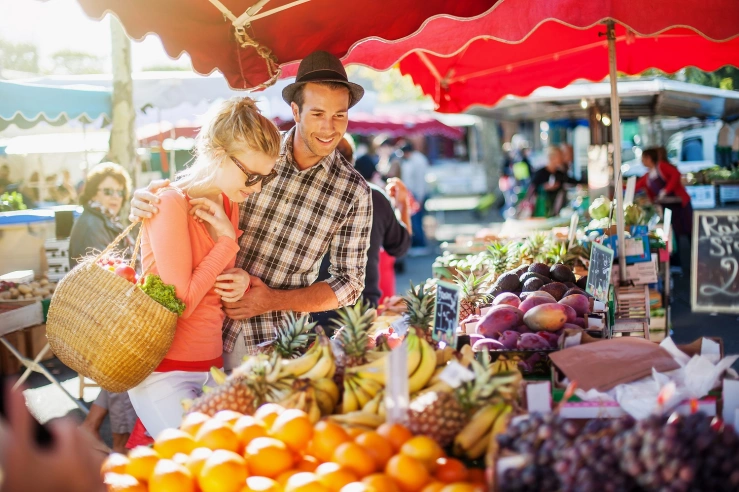 Pärchen auf Wochenmarkt Gemeinde Regionen